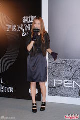 组图：汤洛雯黄芷晴相见欢 吴雨霏为时装店开唱