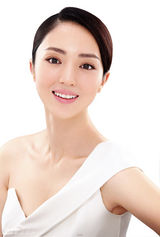 组图：董璇写真裸妆上阵 优雅展现水嫩肌肤