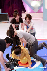 幻灯图：米雪等上节目胸爆气球 暧昧游戏姿势引遐想