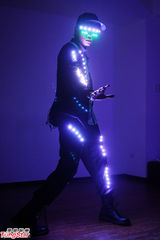 组图：蔡旻佑勤练六块肌 色诱天心同台飙歌