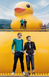 组图：大黄鸭袭港引热潮 刘德华余文乐童心未泯