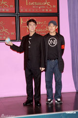 组图：李连杰亲手为其蜡像揭幕 呼吁大家参与慈善