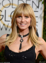 组图：金球奖女星红毯 沃特森露背亚当斯八字奶