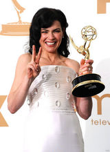 组图：艾美奖后台 玛格丽丝夺视后开心比V