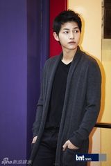 组图：宋仲基称拍戏时依赖朴宝英 变骄傲会被前辈训