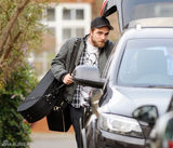 组图：罗伯特-帕丁森街拍LOOK穿着随意胡子拉碴