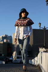 组图：韩丹彤初秋街拍曝光 毛衣披肩秀可爱