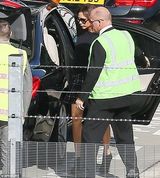 组图：贝嫂超短格子裙现身机场 戴墨镜黑脸依旧