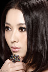 组图：赵芊羽演绎黑白双色写真