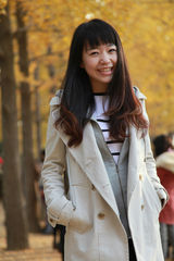 组图：可儿秀唯美风衣照 金色银杏林吟唱秋日私语