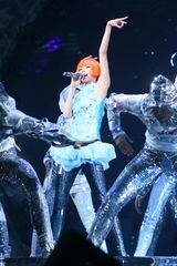 组图：孙燕姿台北开唱 俏丽短发扮“神奇女力”