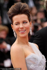 幻灯图集：女星大秀美背香肩性感泄春光