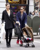 组图：辣妈米兰达-可儿街拍 大衣搭皮裤滑雪靴