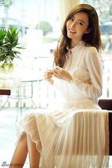 组图：孙雅纯白温婉写真 气质动人显清新