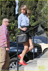 组图：斯威夫特与妈妈逛街 变身学院风清纯妹子