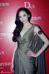 组图：吴佩慈裙角飞扬秀美腿 性感迷人不失温婉