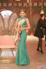 组图：房星彤爆冷摘亚姐后冠 奖杯是生日礼物