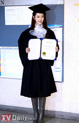 组图：韩星高雅拉柳德焕参加大学毕业典礼