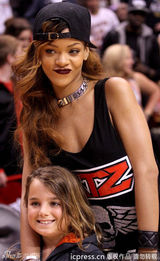 组图：蕾哈娜观战NBA忘情吃零食翻白眼