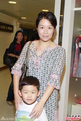 组图：黄泳霖有意追生 雷林静怡两女爱公主装