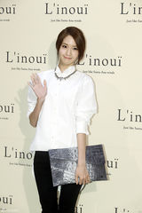 独家高清：张根硕撑品牌活动 少女时代允儿清纯