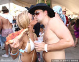 组图：加州音乐节比基尼辣妹抢眼 情侣激情热吻