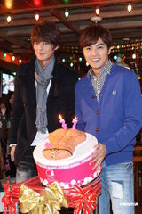 组图：贺军翔27岁未当兵感丢脸 为粉丝表演拉拉队舞