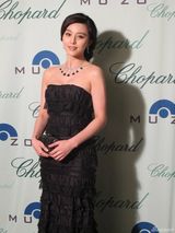 组图：范冰冰戛纳出席珠宝活动 抹胸礼服显高贵