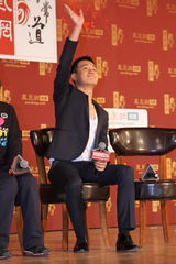 组图：《十三钗》走进校园 佟大为演示持枪行进