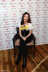 组图：新浪娱乐明星街拍盛典对话倪妮