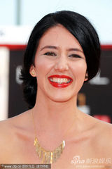 组图：《替代》首映礼 莎朗-塔尔蓝裙惊艳红毯