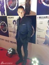 组图：杜奕衡休闲装出席周年庆典