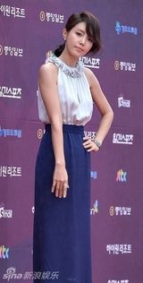 组图：蔡贞安亮相百想红毯 束腰蓝裙典雅清新