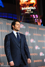 组图：《惊天战神》首映女星比美 米基洛克笑搂超模