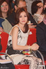 高清图：谢安琪出席活动着装清爽 大赞郑伊健