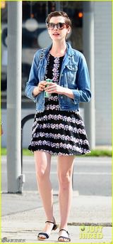 组图：海瑟薇与老公逛街 碎花短裙显春日风情