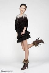 组图：邹涵虹冬裙上身性感出镜 展现超模风范