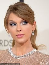 组图：泰勒-斯威夫特透视抹胸裙靓丽十足