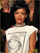 组图：蕾哈娜穿T恤随性 钻石项链抢眼