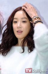 组图：韩星郑丽媛办签名会亲切随和甜美卖萌