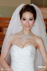 幻灯图：林莉穿婚纱拍广告秀身材 把林志玲当动力