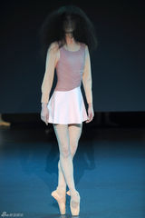 组图：荷兰芭蕾舞团时尚走秀 复古鬼魅感有趣