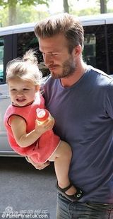 组图：小贝抱爱女心情靓 七公主吃零食东张西望