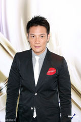 幻灯图：杨谨华性感半球代言 丁子高为其加冕献花