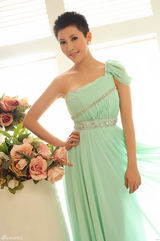 组图：刘思言短发纪念写真 变个性新娘优雅