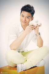 组图：侯京健写真微笑暖人 温文尔雅展轻熟魅力