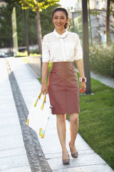 组图：刘思彤优雅街拍 简单搭配展超气场