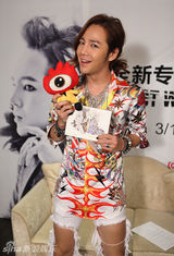 组图：张根硕破烂裤妩媚模仿MJ 笑骂老板是猪