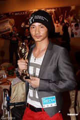 组图：张晋出席庆功活动 透露刚知蔡少芬有身孕