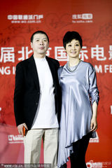 组图：冯小刚夫妻恩爱亮相 徐帆古典小鸟依人